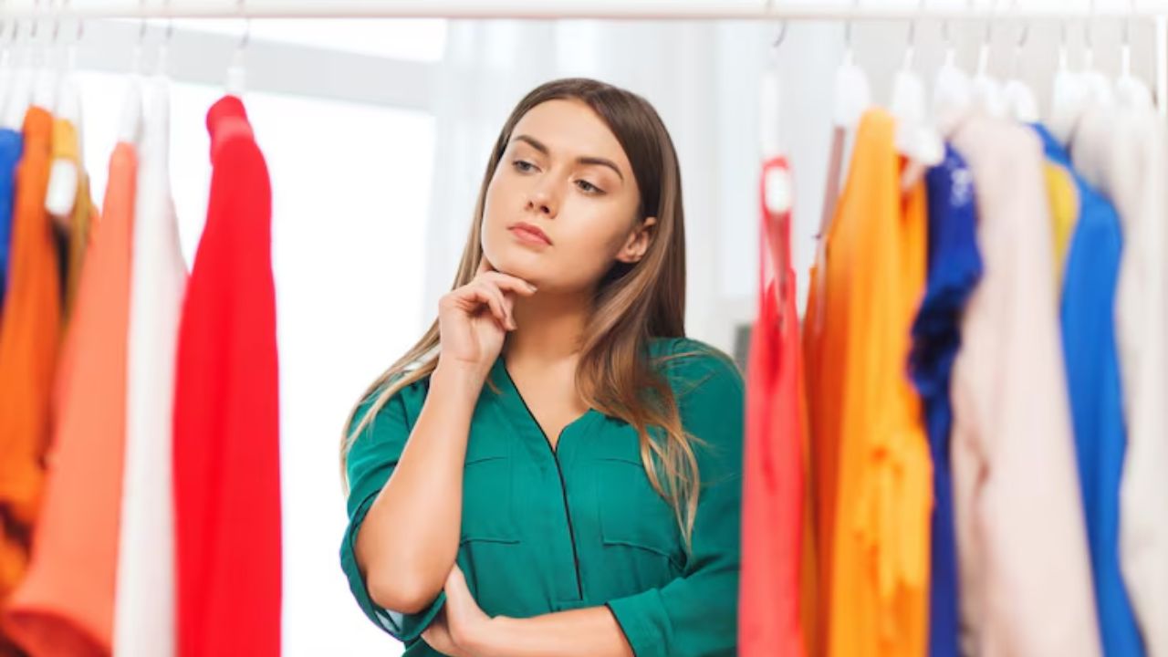 वैलेंटाइन डे प्यार और अपने पार्टनर के साथ समय बिताने का दिन है। इस मौके पर अक्सर युवतियां इस बात को लेकर परेशान रहती हैं कि वे क्या पहनें जिससे वे सबसे अलग और खूबसूरत दिखें। आमतौर पर लोग लाल रंग की भारी ड्रेसेस या गाउन का चुनाव करते हैं आप अपनी रोजाना की जीन्स और टॉप में भी उतनी ही शानदार दिख सकती हैं।