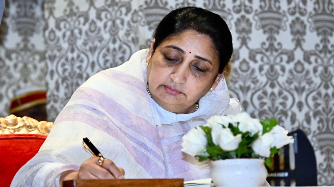 गुंगी गुड़ियां नहीं&hellip;सुनेत्रा पवार के शपथग्रहण पर सामना का कटाक्ष, पटेल-तटकरे में मतभेद का किया खुलासा