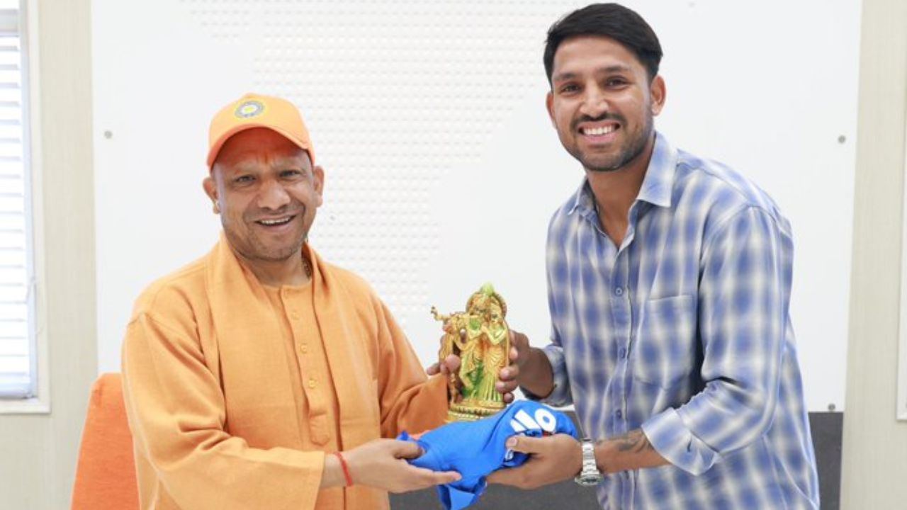 ध्रुव जुरेल ने योगी आदित्यनाथ से की मुलाकात, CM को भेट की टीम इंडिया की कैप और जर्सी