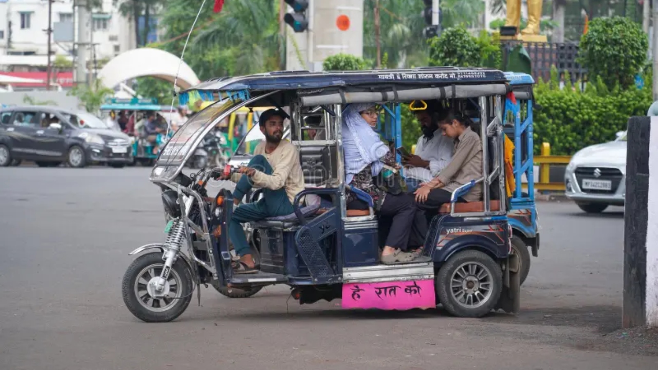 दिल्ली में ई-रिक्शा पर लगेगा सख्त नियमों का ब्रेक, आपकी सुरक्षा और ड्राइवर की कमाई दोनों पर सरकार की नई नजर