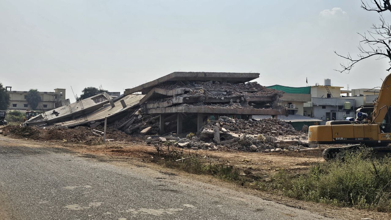 सत्ता का रसूख नहीं आया काम! अहेरी नगर पंचायत ने ढहाई दिग्गज नेता की आलीशान इमारत; कोर्ट ने भी फेरा मुंह