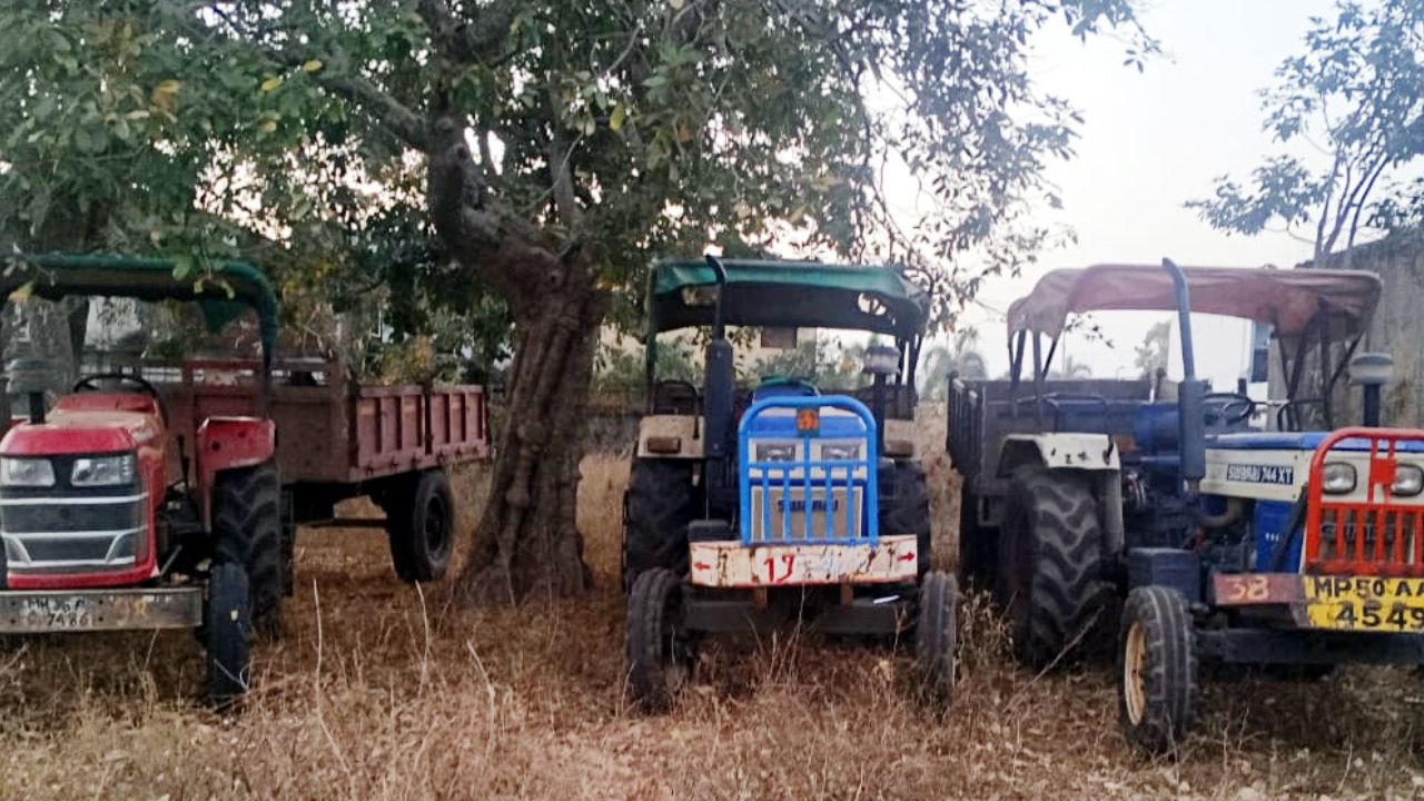 रेत माफियाओं पर तिरोड़ा वन विभाग की सख्ती, संरक्षित क्षेत्र से अवैध उत्खनन का भंडाफोड़, ट्रैक्टर-ट्रॉली जब्त