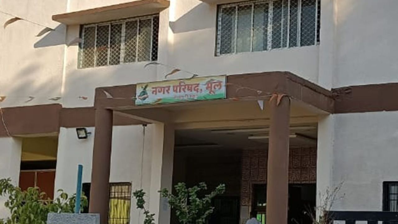 Chandrapur: अवैध निर्माण कार्य पर महिला पार्षद आक्रामक, प्राची आक्केवार की मुख्याधिकारी से शिकायत