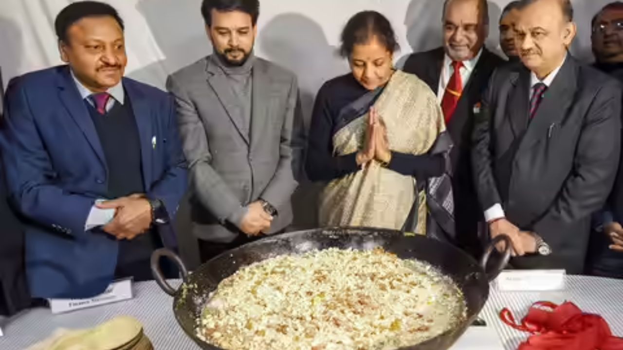 बजट पेश होने से कुछ दिन पहले हलवा सेरेमनी का आयोजन होता है। इसके बाद बजट की छपाई और फाइनल डेटा से जुड़े अधिकारी मंत्रालय के बेसमेंट में तब तक कैद रहते हैं जब तक बजट संसद में पेश न हो जाए। यह परंपरा बजट की गोपनीयता बनाए रखने के लिए निभाई जाती है।