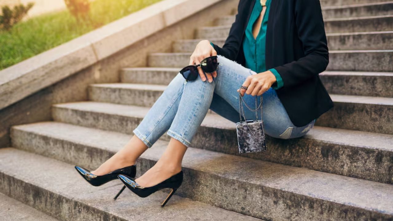 लेयरिंग का कमाल एक सिंपल ड्रेस या टॉप के ऊपर डेनिम जैकेट या स्टाइलिश ब्लेज़र की लेयरिंग आपको एक बॉस लेडी वाला लुक देगी। यह न केवल आपको ठंड से बचाएगा बल्कि आपके आउटफिट को एक स्ट्रक्चर भी देगा।