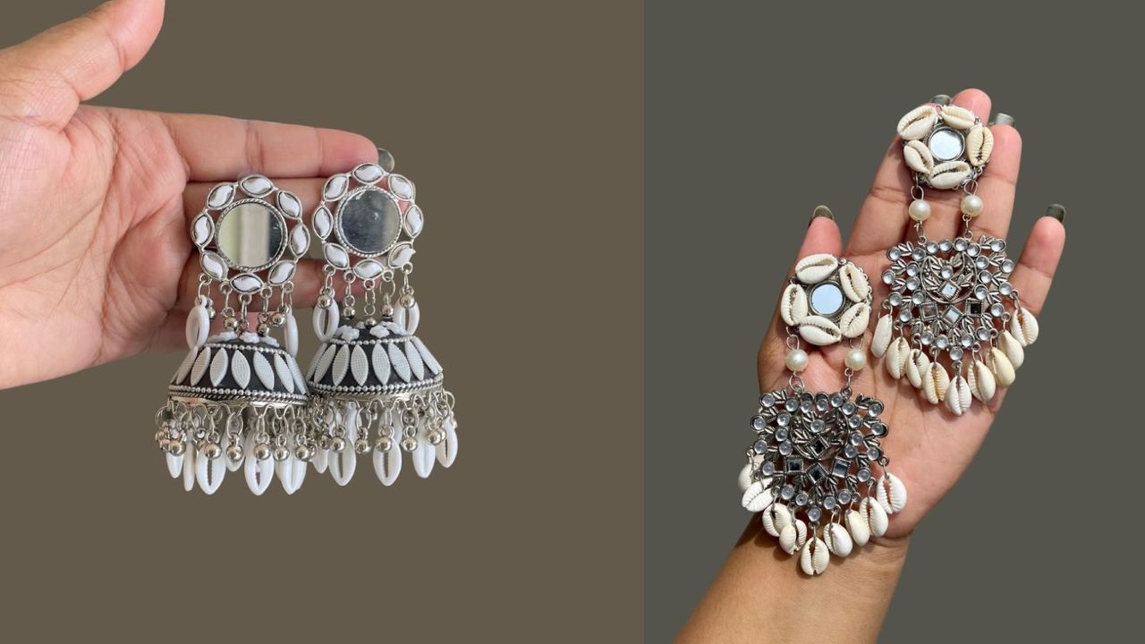 अगर आप अपने सूट के साथ थोड़ा बोहो-चिक लुक चाहती हैं तो सफेद कोडी और मिरर वर्क वाले ये ऑक्सीडाइज्ड झुमके बेस्ट हैं। यह काले, सफेद या किसी भी डार्क शेड के सूट पर बहुत खिलते हैं।