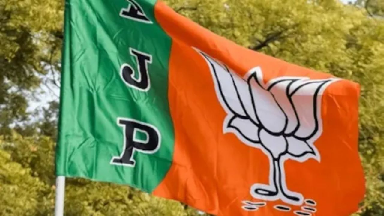 कोल्हापुर में पहली बार फहराएगा महायुति का झंडा, BJP की रूपारानी निकम महापौर तो अक्षय जरग बने उपमहापौर