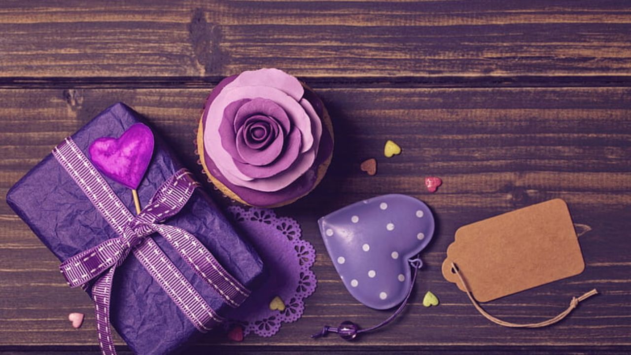 लैवेंडर गुलाब: पहली नजर का प्यार क्या आपको भी किसी से पहली नजर में प्यार हुआ है? तो लैवेंडर या बैंगनी रंग का गुलाब आपकी भावनाओं को व्यक्त करने के लिए एकदम सही है। यह आकर्षण और जादू का प्रतीक है।