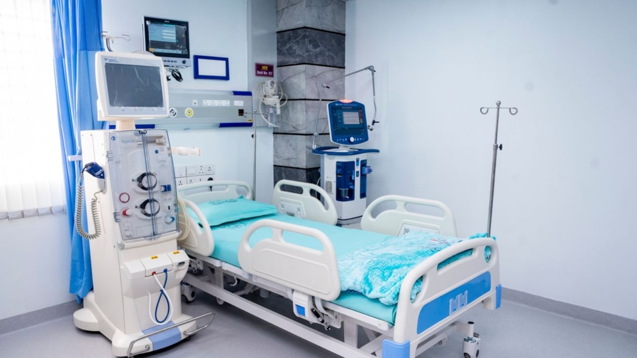 120 स्टेशनों में सिर्फ 20 इमरजेंसी मेडिकल रूम चालू, मुंबई के उपनगरीय स्टेशनों पर अधिकांश ईएमआर बंद