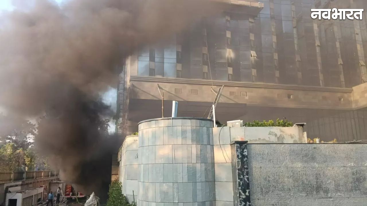 लखनऊ में निर्माणाधीन होटल में लगी भीषण आग, विभूति खंड थाने के पास बन रहे ताज पैलेस में मची अफरातफरी
