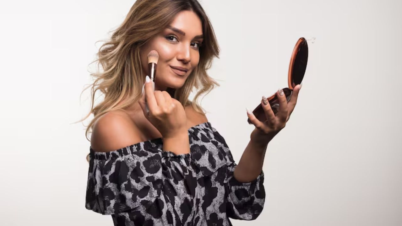 मेकअप और कॉन्फिडेंस कैजुअल लुक के साथ नो-मेकअप मेकअप लुक सबसे अच्छा लगता है। हल्का ग्लोइंग बेस, मस्कारा और न्यूड या बोल्ड रेड लिपस्टिक आपके चेहरे को फ्रेश दिखाएगी। सबसे जरूरी है आपका कॉन्फिडेंस जो आपके साधारण कपड़ों को भी खास बना देता है।