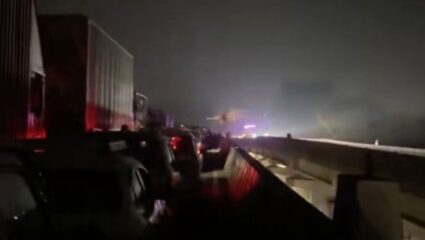 मुंबई-पुणे एक्सप्रेसवे पर मची अफरातफरी, आदोशी टनल के पास पलटा गैस टैंकर, मुंबई जाने वाली सभी लेन बंद