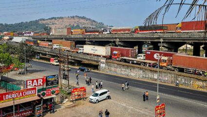 मुंबई-पुणे एक्सप्रेसवे पर महाजाम: 165 शिवनेरी बसें अटकीं, हजारों यात्री भूखे-प्यासे फंसे, जानें डायवर्जन रूट