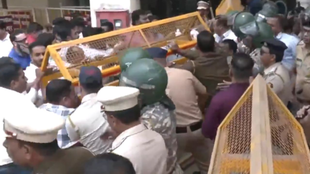 नागपुर NMC में हाई-वोल्टेज ड्रामा! बैरिकेड तोड़ आयुक्त के दफ्तर घुसे कांग्रेसी पार्षद, हॉकर्स के लिए उठाई आवाज