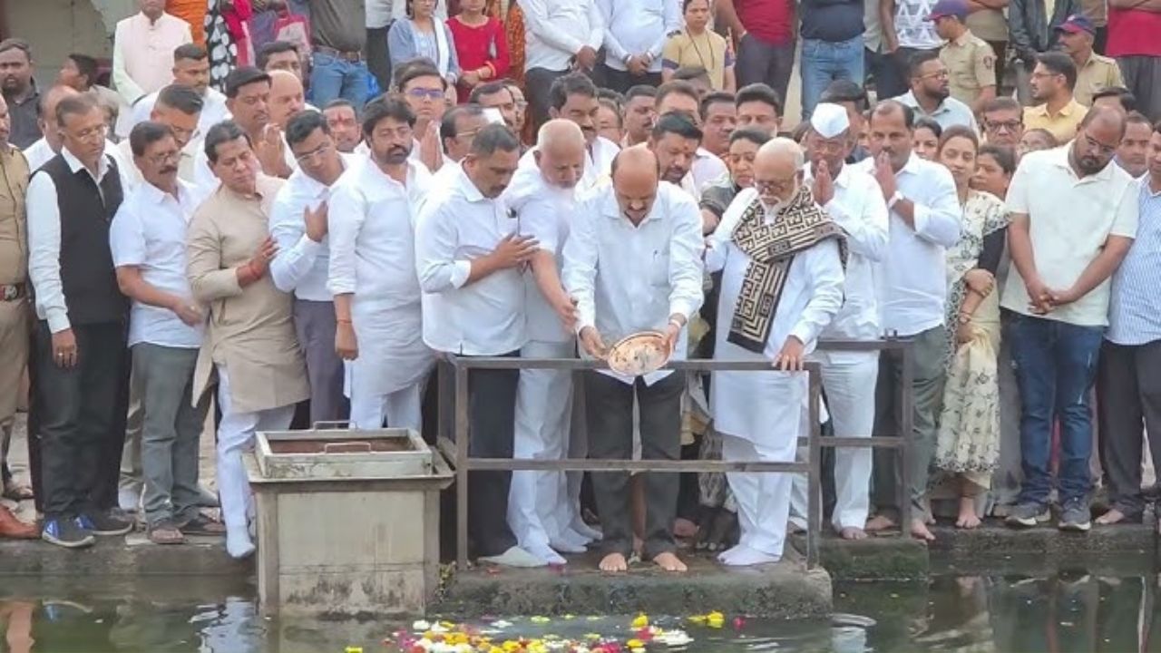 नासिक में गूंजा शोक: रामकुंड पर अजीत दादा पवार का अस्थि विसर्जन, नासिक में भावुक विदाई
