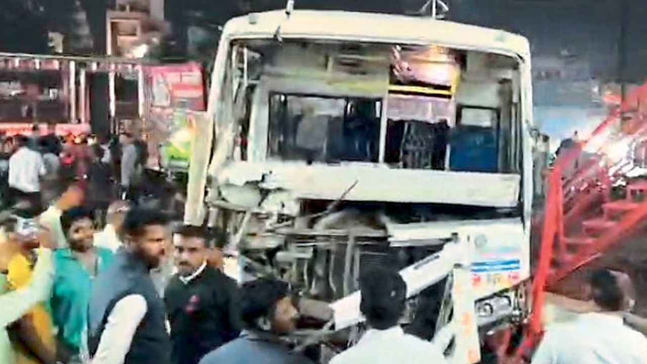 येवला में बड़ा हादसा: काल बनकर दौड़ी ST, हादसा टला, चालक की सूझबूझ से यात्री सुरक्षित