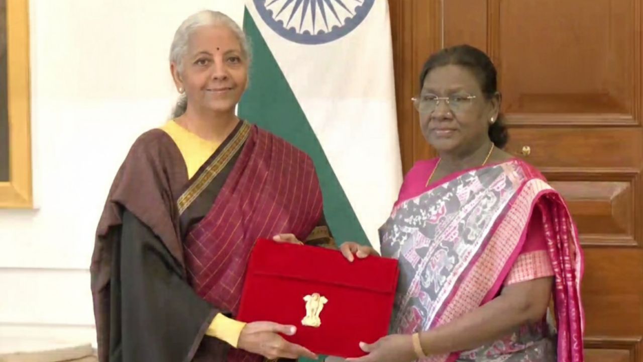 निर्मला सीतारमण ने राष्ट्रपति को सौंपी बजट की कॉपी, सोना-चांदी धड़ाम, शेयर बाजार भी लाल निशान में खुला