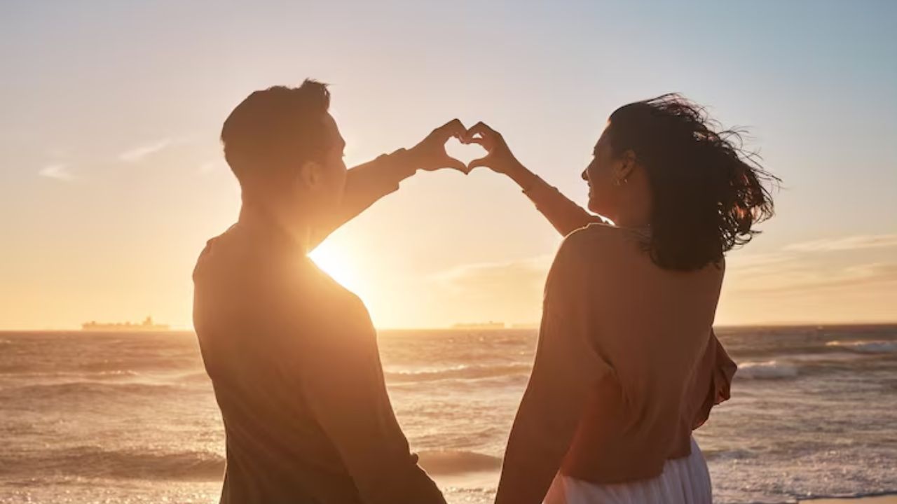 मजबूत रिश्ते की नींव हैं ये 5 बातें! जानें कब और क्यों पार्टनर से बोलना पड़ता है झूठ