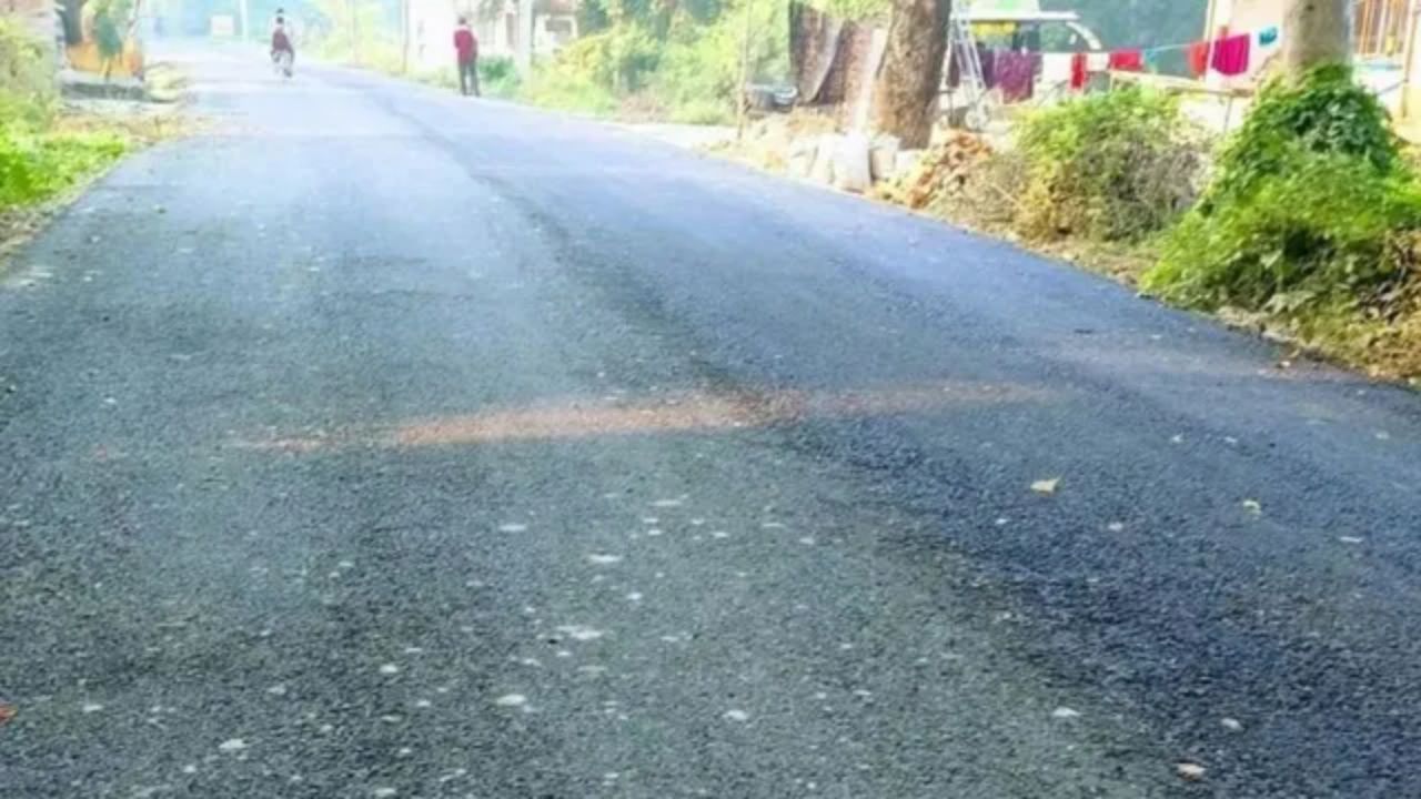 रोशन गेट में सड़क चौड़ीकरण का रास्ता साफ, नोटिस के बाद खुद हटे अतिक्रमण; काम शुरू