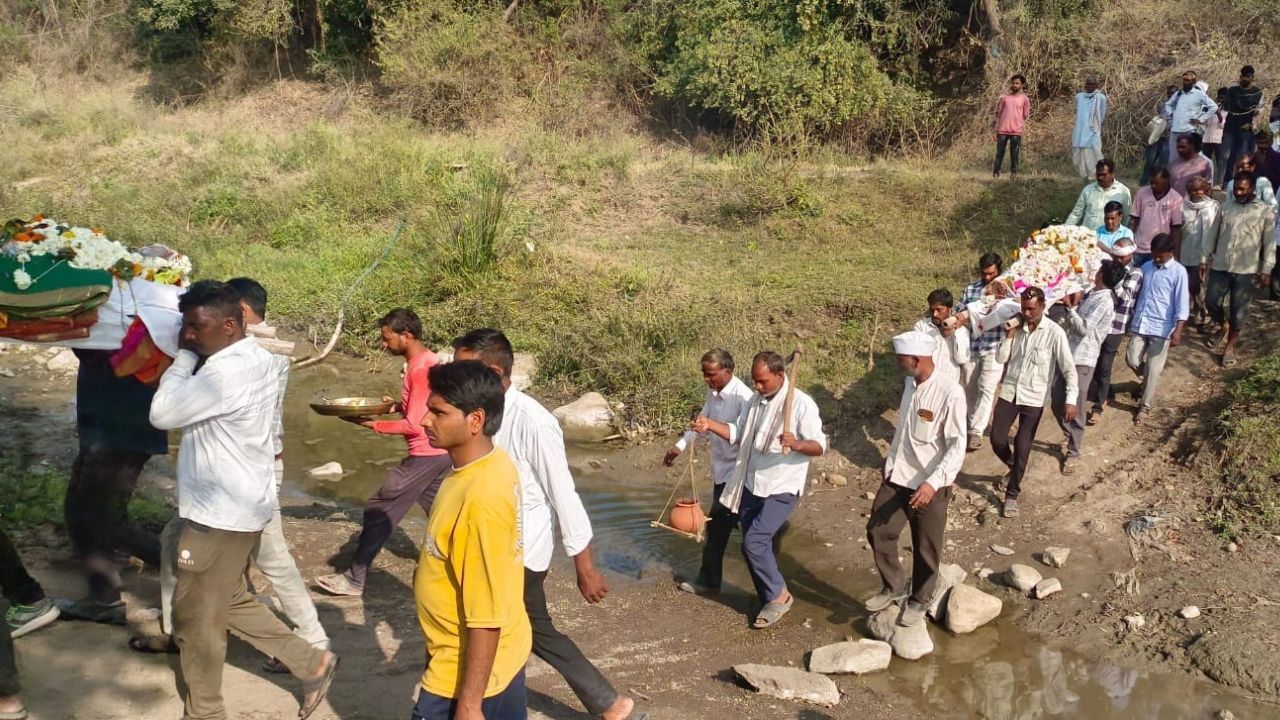न छत नसीब हुई, न सड़क! सावंगी में नाला पार कर खुले में करना पड़ा मां-बेटे का अंतिम संस्कार, सड़क हादसे में मौत