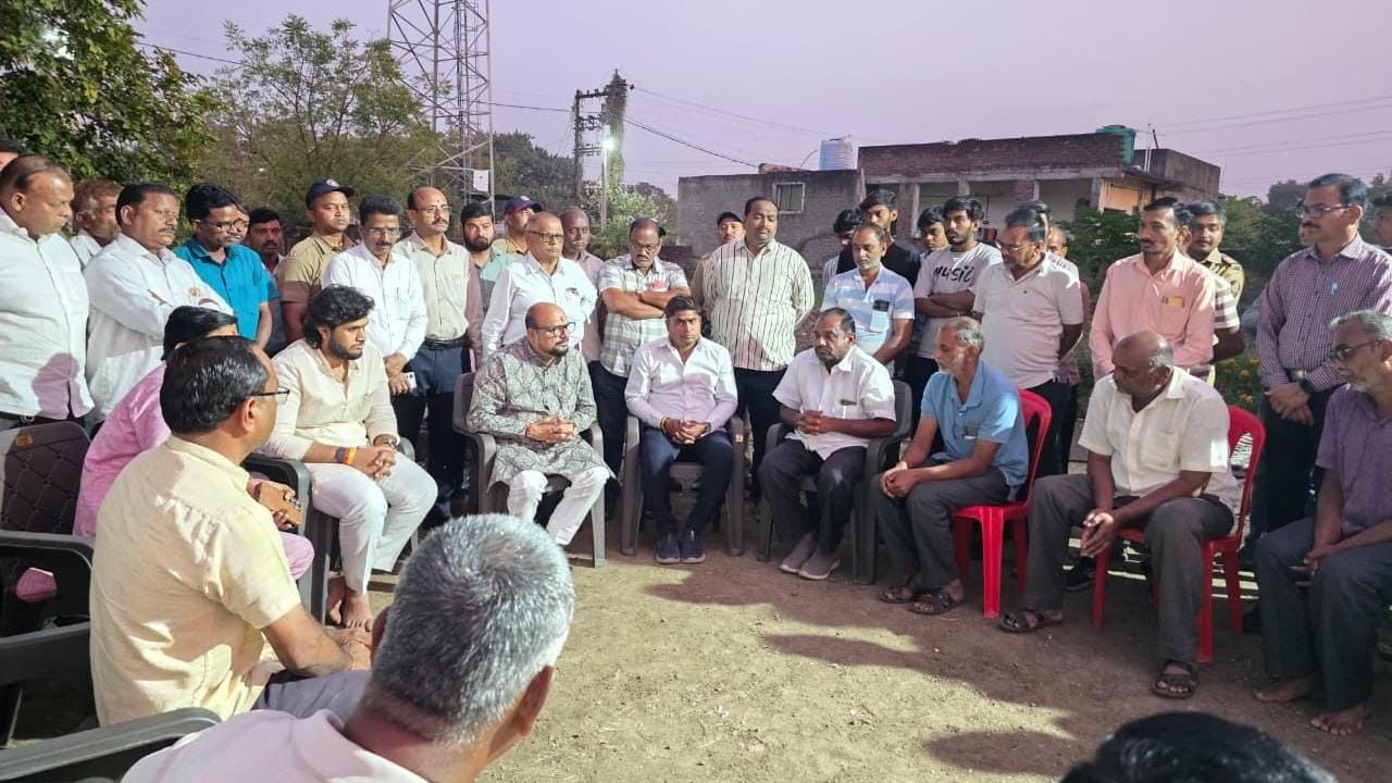 साकरी दोहरे हत्याकांड़ मामले में पालकमंत्री ने पीड़ित परिवारों से की मुलाकात, दोषियों पर होगी कठोर कार्रवाई