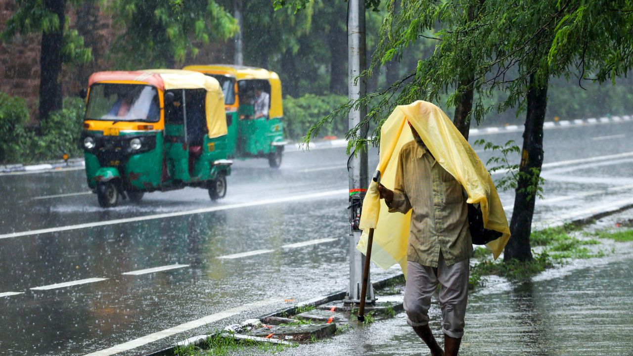 Weather Update: अगले 24 घंटे में इन राज्यों में बारिश का अलर्ट, फिर बढ़ेगी ठंड; आपके शहर में कैसा रहेगा मौसम?