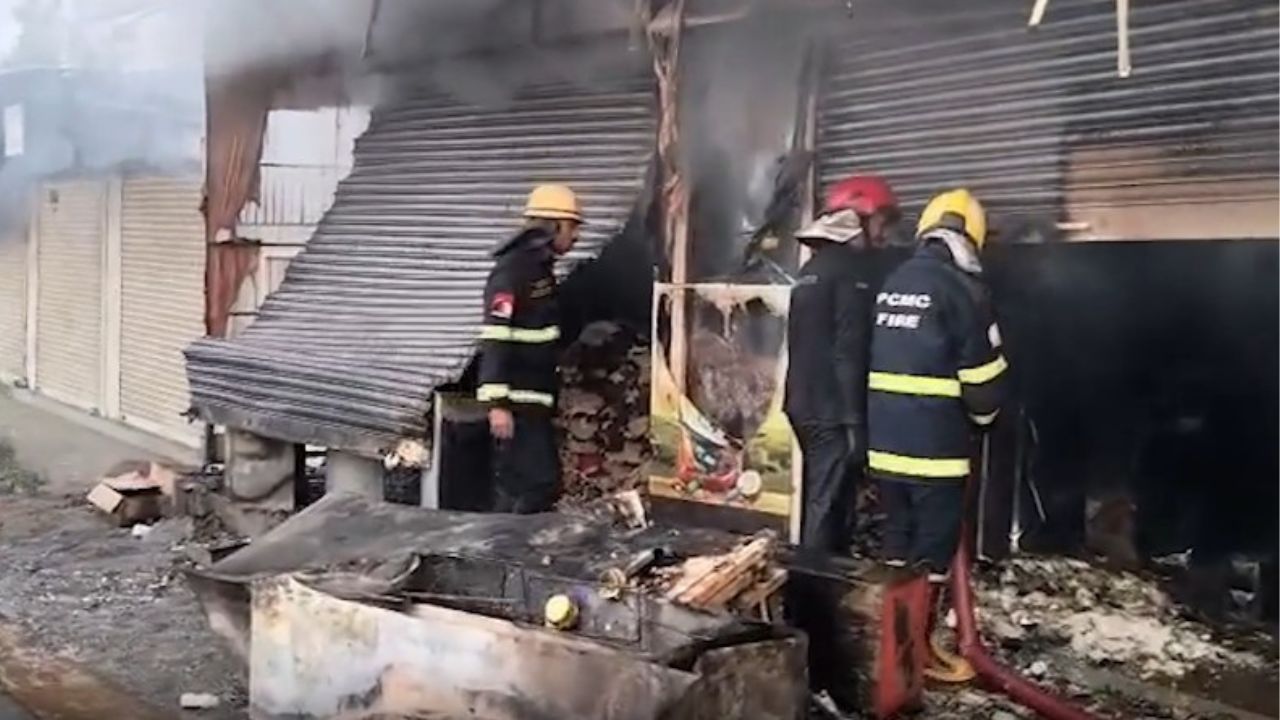 पुणे के मामुर्डी में धू-धू कर जला किराना गोदाम, लाखों का सामान जलकर राख, इलाके में मची अफरा-तफरी